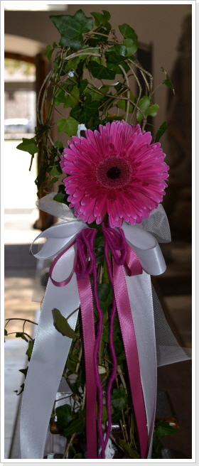 Blumenschmuck an der Kirchenbänken