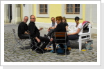 pause im schloßhof während der ersten trauung in der kapelle pause im schloßhof während der ersten trauung in der kapelle
